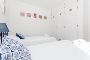 Postel nebo postele na pokoji v ubytování CoolHouses Algarve Luz, 3 Bed Townhouse w/ beautiful sea view, Luz Bay 76