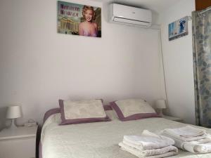 Posteľ alebo postele v izbe v ubytovaní Málaga Centro habitaciones privada en apartamento compartidos