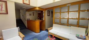 杜伊塔马Hotel Catalina Real的一间房间,里面配有两张白色沙发