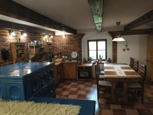 Köök või kööginurk majutusasutuses Forest Cottage Brdy