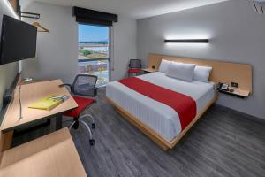 een hotelkamer met een bed, een bureau en een computer bij Hotel Best Place Express in Zamora de Hidalgo