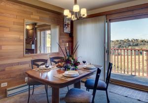 uma sala de jantar com mesa e cadeiras e uma varanda em Bear Claw 203 - Bear Claw I Building em Steamboat Springs