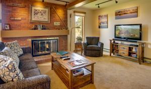 uma sala de estar com um sofá e uma lareira em Bear Claw 203 - Bear Claw I Building em Steamboat Springs