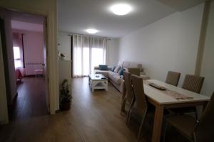 a living room with a table and a couch at Amanece Monegrillo Apartamentos in Monegrillo