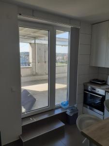 Kuchyňa alebo kuchynka v ubytovaní Apartman Sweet penthouse self check-in + 32 fotografií