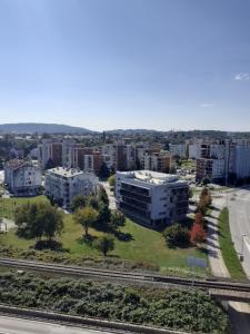 una vista aerea di una città con edifici di Apartman Sweet penthouse self check-in a Karlovac