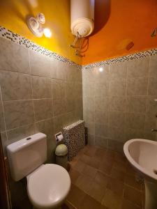 a bathroom with a toilet and a sink at Casa de la Y - B&B in Encarnación