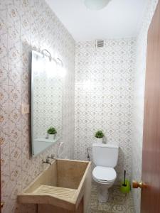 a bathroom with a tub and a toilet and a mirror at PISO AMPLIO A 100 M DE LA PLAYA in Foz