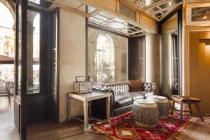 DO Plaça Reial powered by Sonder في برشلونة: غرفة معيشة مع أريكة وطاولة
