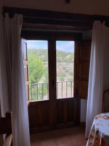 ペドラサにあるCasita San Miguelの窓とドアが付いた客室で、景色を望めます。