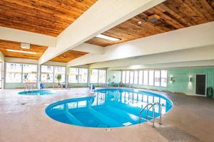 duży basen w dużym budynku w obiekcie Par 5 Resort w mieście Mishicot
