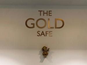 a sign that says the gold safe on a wall at The Gold Bank in Prague