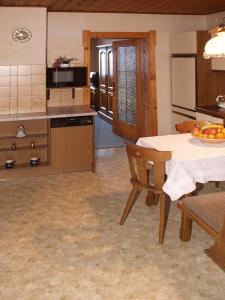 Una cocina con una mesa y un comedor. en Palfnerhof Appartements, en Sankt Johann im Pongau