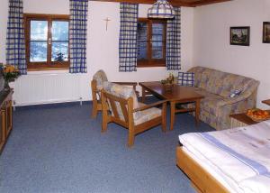 una sala de estar con un sofá y una mesa en Palfnerhof Appartements, en Sankt Johann im Pongau