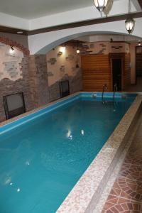 una gran piscina en un edificio con una gran en Mini-Hotel Razgulyay, en Riazán