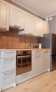 Kuchyňa alebo kuchynka v ubytovaní Apartament Triventi 88 z Widokiem na Śnieżkę - 5D Apartamenty