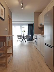 Kuchyňa alebo kuchynka v ubytovaní Apartament Triventi 88 z Widokiem na Śnieżkę - 5D Apartamenty