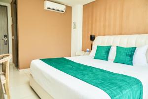 Postel nebo postele na pokoji v ubytování Solev Hotel