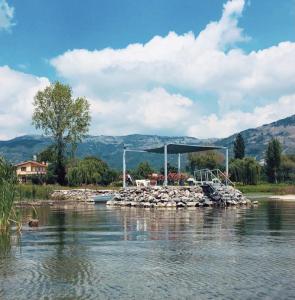 Photo de la galerie de l'établissement Perfect Home with Private Beach by Iznik Lake, à Bursa