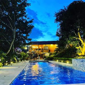 una gran piscina frente a una casa en Hotel Casas de Campo El Ciruelo, en San Gil