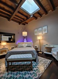 - une chambre avec un grand lit et une lucarne dans l'établissement Dimora Arco Basso - Old Town, à Bari