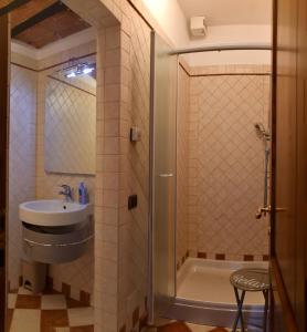 W łazience znajduje się prysznic, umywalka i wanna. w obiekcie Appartamento Clary w Montecatini Terme