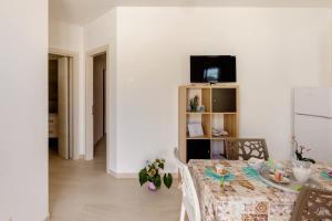 A television and/or entertainment centre at Casa Vacanze La Primitiva
