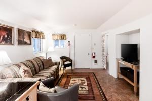 ein Wohnzimmer mit einem Sofa und einem TV in der Unterkunft Ponderosa Prairie in Joseph