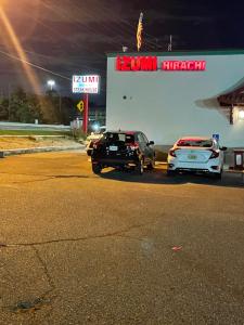 dos autos estacionados frente a una gasolinera en The Wayne Inn, en Wayne