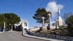 ein Friedhof mit Kreuzen und einer Statue auf einem Hügel in der Unterkunft Huerto Apartment in Lucena