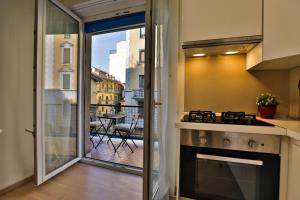 A kitchen or kitchenette at Dreamful Home - Arco della Pace