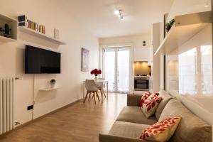 A television and/or entertainment centre at Dreamful Home - Arco della Pace