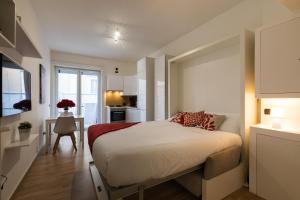 A bed or beds in a room at Dreamful Home - Arco della Pace