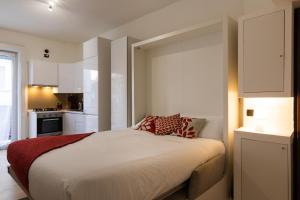 A kitchen or kitchenette at Dreamful Home - Arco della Pace