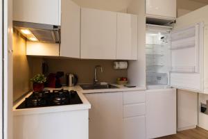 A kitchen or kitchenette at Dreamful Home - Arco della Pace