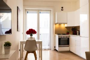 A kitchen or kitchenette at Dreamful Home - Arco della Pace