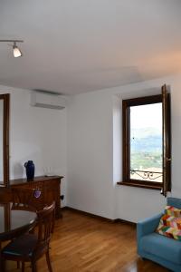 uma sala de estar com uma mesa e uma janela em Appartamento Clary em Montecatini Terme