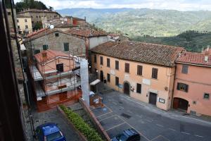 une vue aérienne sur une ville avec des bâtiments et une rue dans l'établissement Appartamento Clary, à Montecatini Terme