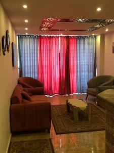 Зона вітальні в Full Pyramids View Apartment with Balcony For 8 P