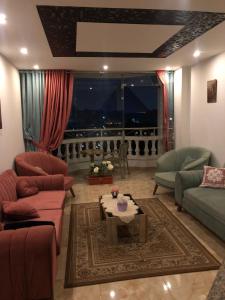 Зона вітальні в Full Pyramids View Apartment with Balcony For 8 P