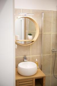 y baño con lavabo y espejo. en CHARMING Parisian Apartment WITH AIR CONDITIONING - CLIMATISATION & 2 BEDROOMS - Batignolles PARIS en París