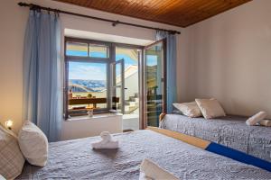 מיטה או מיטות בחדר ב-Toncica Sunny terrace with seaview and shaded BBQ area