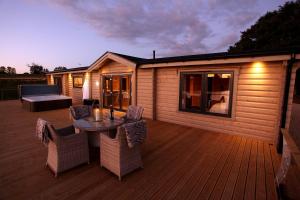 Photo de la galerie de l'établissement Cambridgeshire Lakes - luxury lodges in a stunning lake location, à Gamlingay