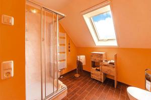 SeehausenFerienhaus Hyggelig in Seehausen am Oberuckersee的带淋浴和盥洗盆的浴室以及窗户。 更多16张照片