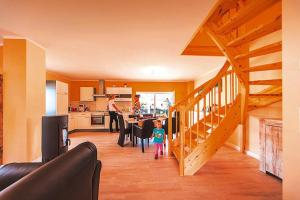 SeehausenFerienhaus Hyggelig in Seehausen am Oberuckersee的一名小孩在带厨房的客厅里散步