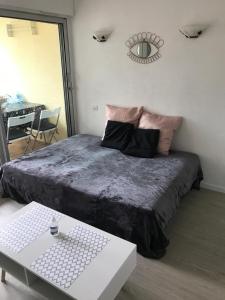 - une chambre avec un lit, une table et un bureau dans l'établissement Front de mer 4P Marina Piscine Parking Commerces, à Saint Cyprien Plage