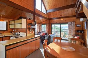 a kitchen and dining room with a table in a cabin at Retro Inn 1 - Lake Tekapo in Lake Tekapo