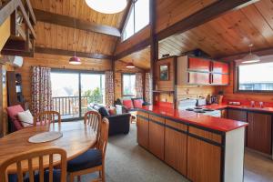 a kitchen and dining room with a table in a room at Retro Inn 2 - Lake Tekapo in Lake Tekapo