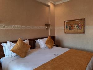 Postel nebo postele na pokoji v ubytování Borj Des Cascades & Spa