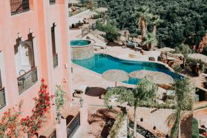Bazén v ubytování Borj Des Cascades & Spa nebo v jeho okolí